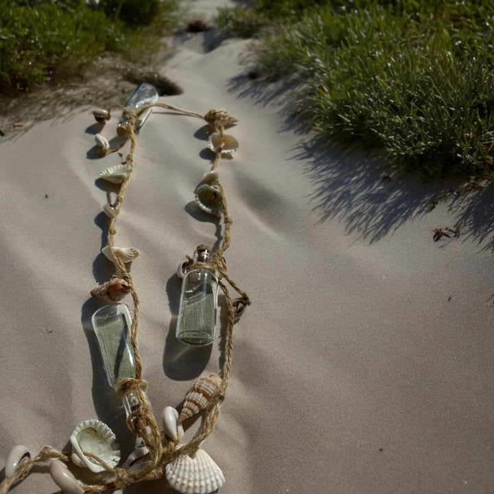 Girlande m Glasflaschen & Muscheln, Sand grün, Jolipa