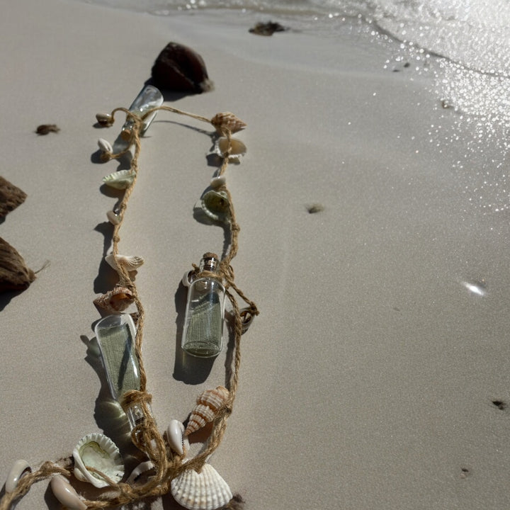 Girlande m Glasflaschen & Muscheln, Sand grün, Jolipa