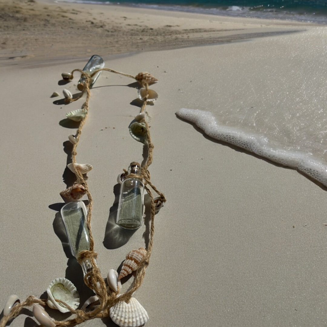 Girlande m Glasflaschen & Muscheln, Sand grün, Jolipa