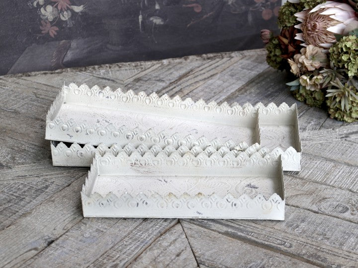 
                      
                        Tablett mittel mit Dekorkante, weiss / messing , Chic Antique
                      
                    