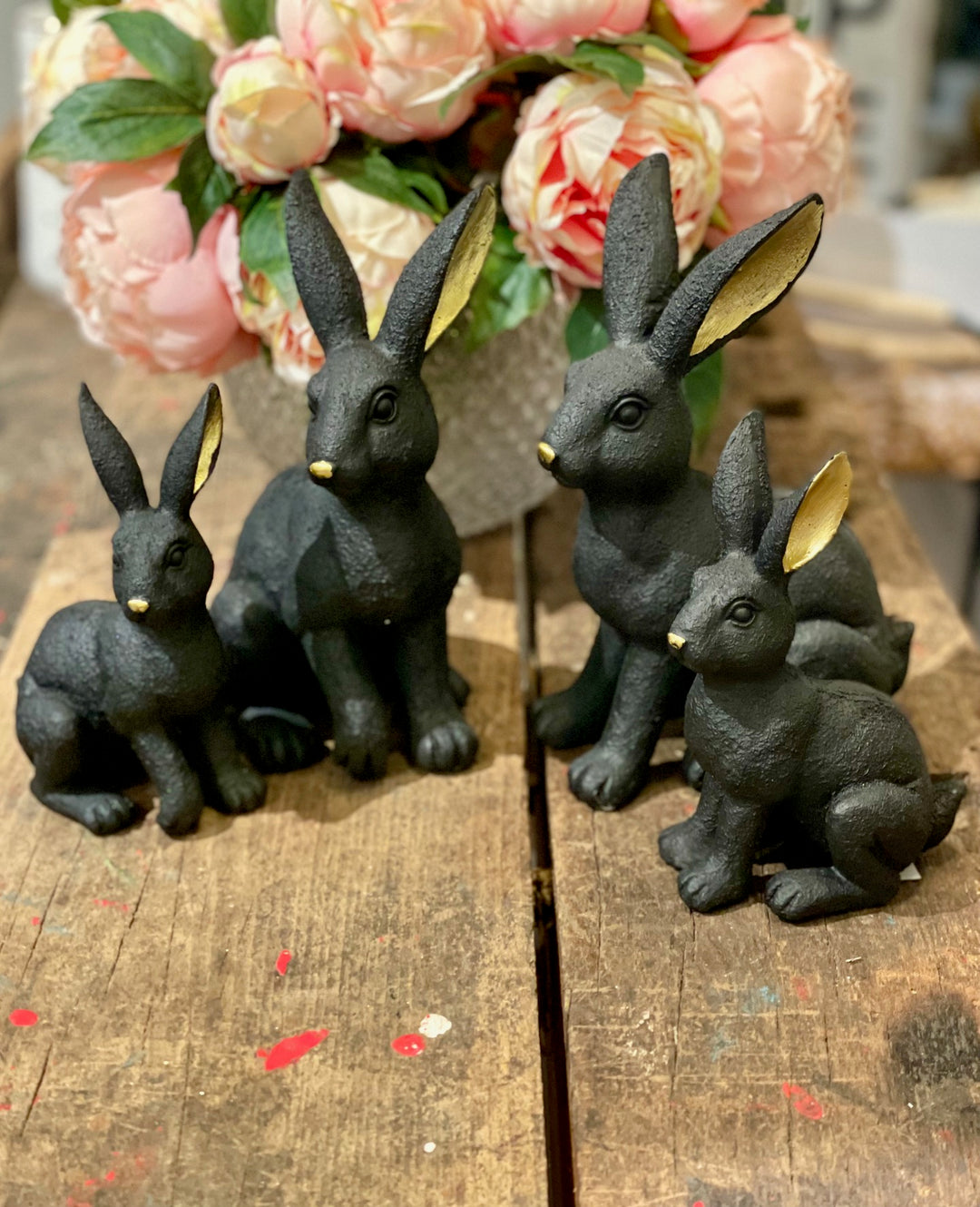 Hase mit gehobenem Pfötchen schwarz-gold, 17 cm, Voss