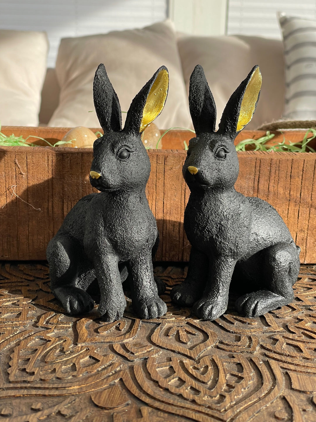 Hase mit gehobenem Pfötchen schwarz-gold, 17 cm, Voss