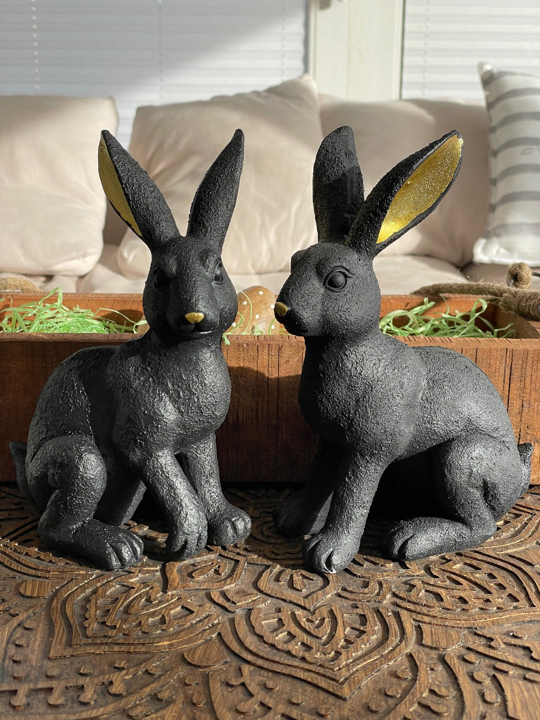 Hase mit gehobenem Pfötchen schwarz-gold, 23 cm, Voss