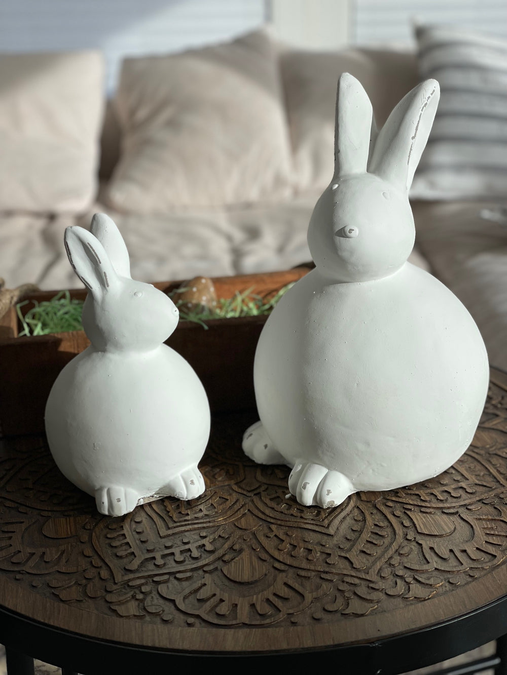 Weißer Zement Hase – zarte Dekofigur 32,5 cm im Shabby-Stil