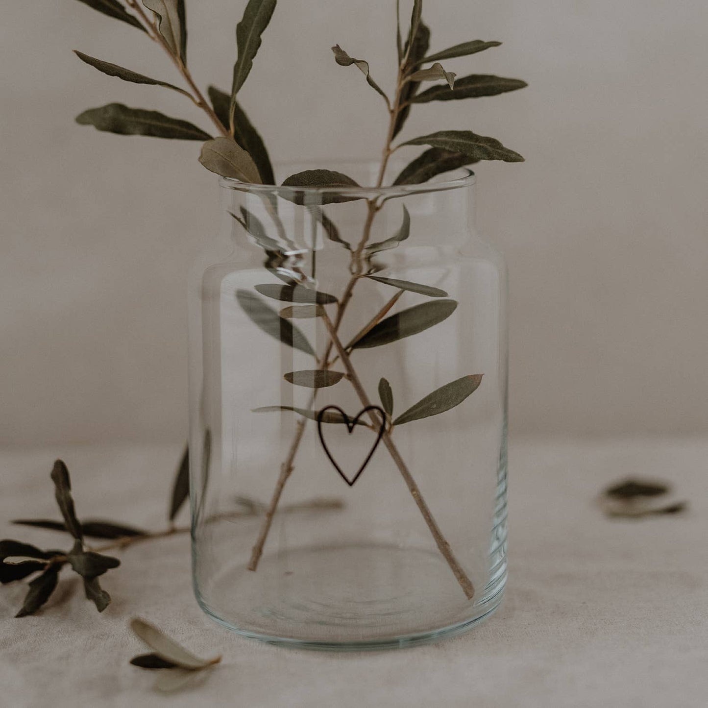 Vase aus Glas, gross, mit kleinem schwarzen Herz, Eulenschnitt