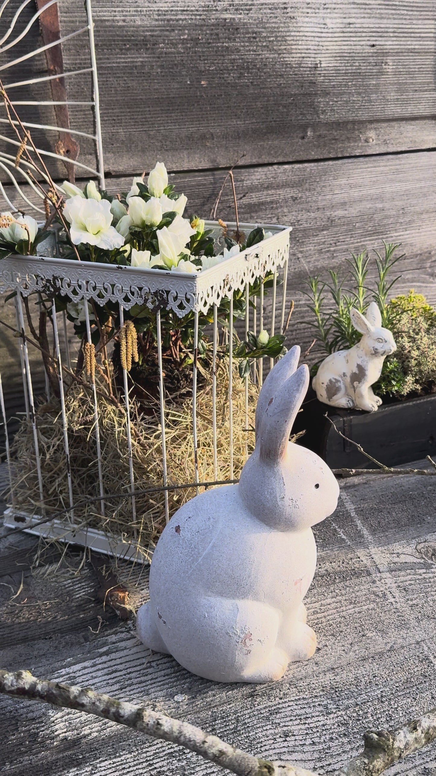Hase aus Terracotta, weiss-grau, Höhe 26 cm